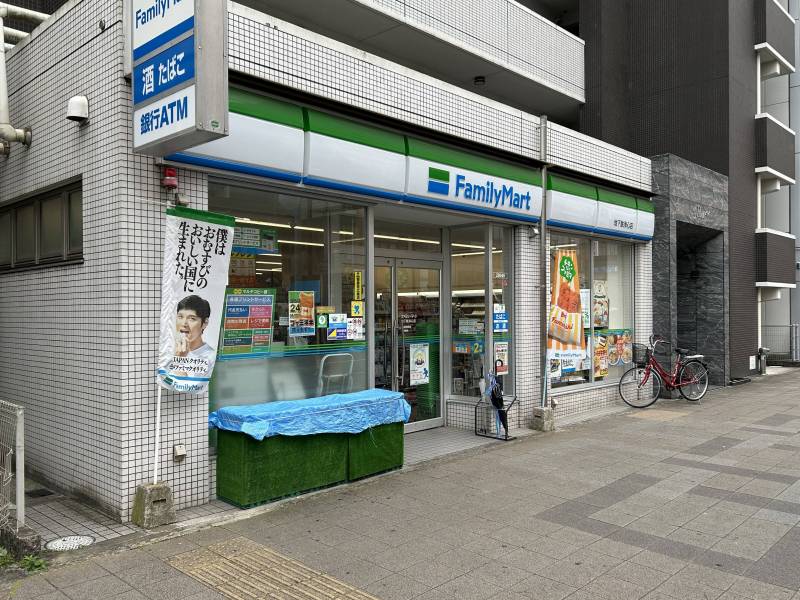 ファミリーマート地下鉄浄心店。道路の先にセブンイレブンも。