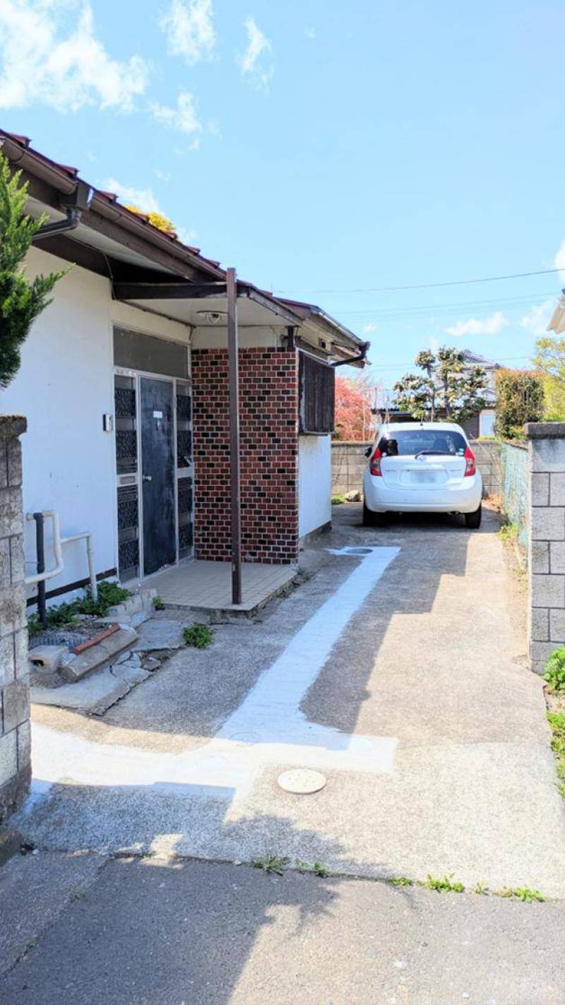 敷地の奥まで入るので複数台駐車できます！