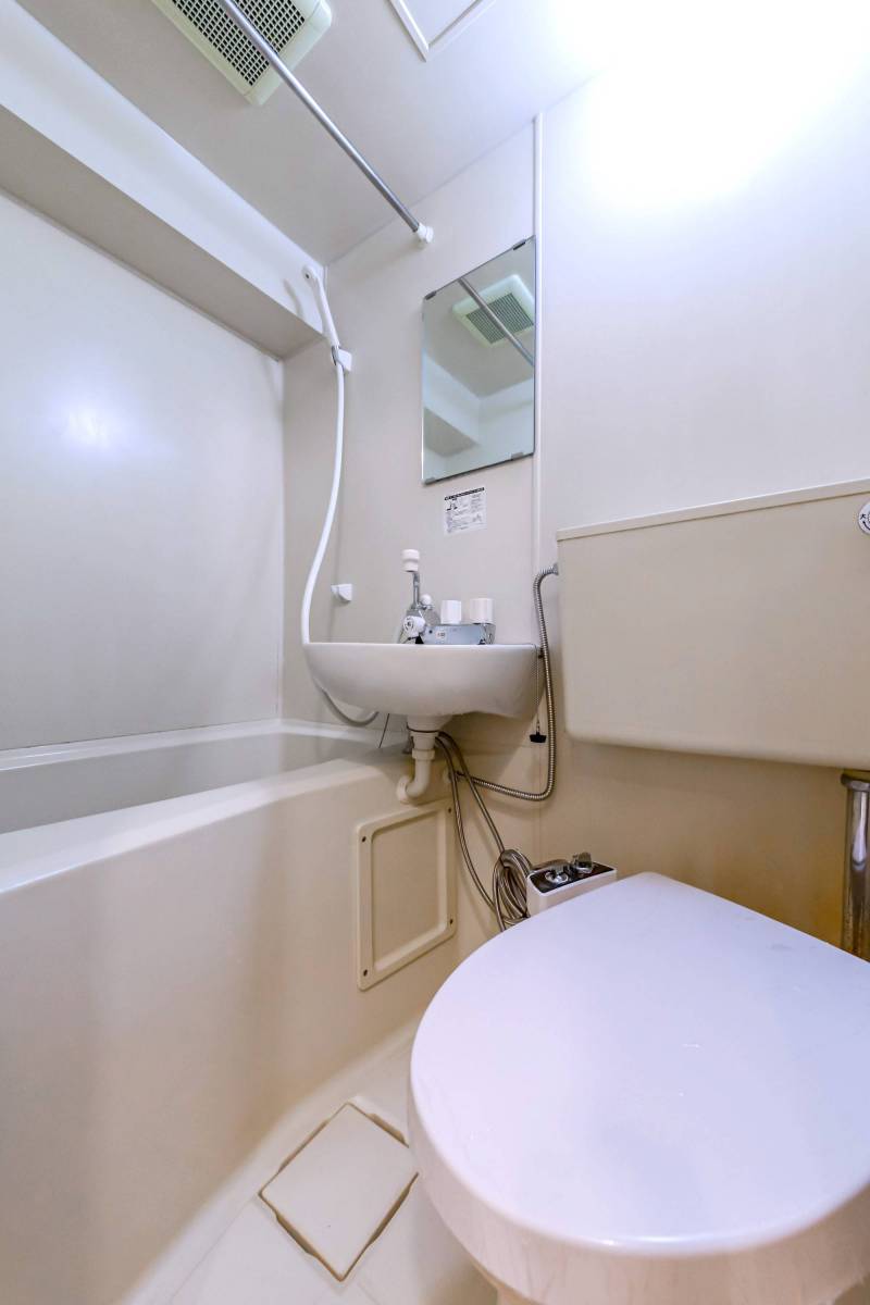 清潔感ある温水洗浄便座付きトイレです☆