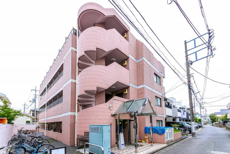 周辺は閑静な住宅街ですので、落ち着いた住環境です !