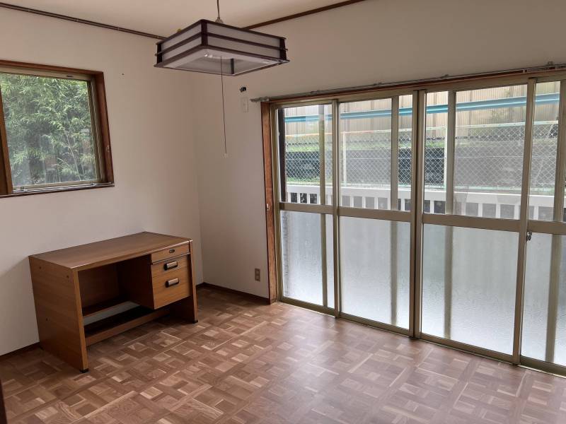 2階洋間クッションフロア壁紙張替え済み