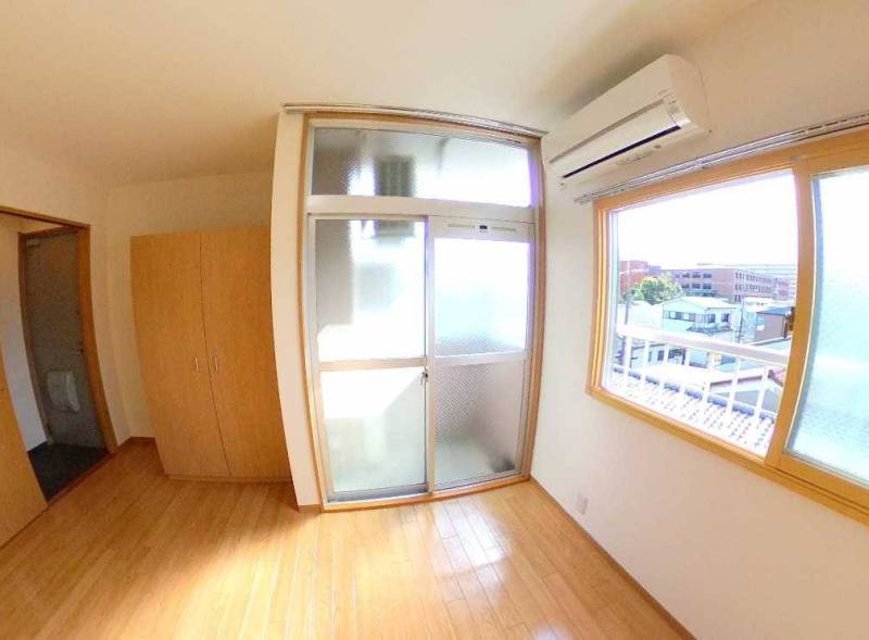 東ベランダ以外に南側に大きな窓があり、明るい部屋です