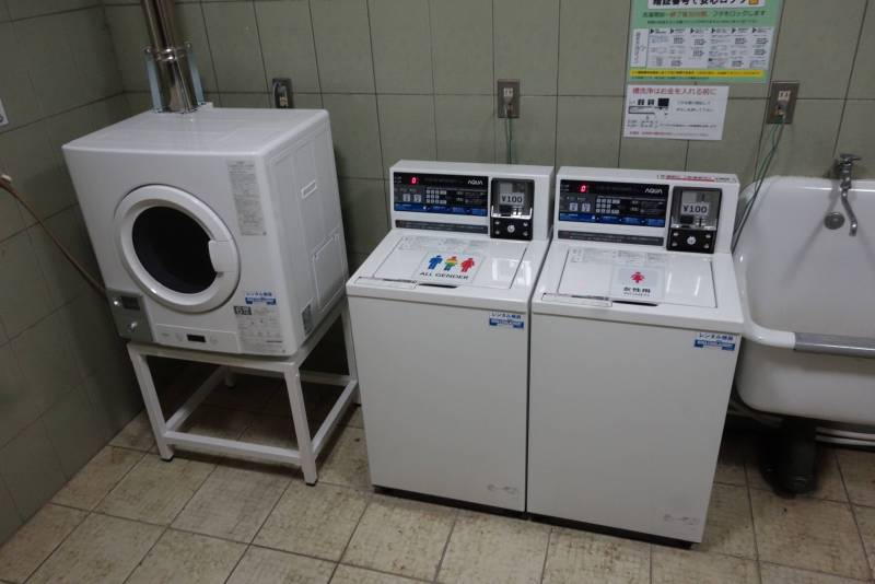 半地下には洗濯室があり１００円です。貸ロッカーもあります。