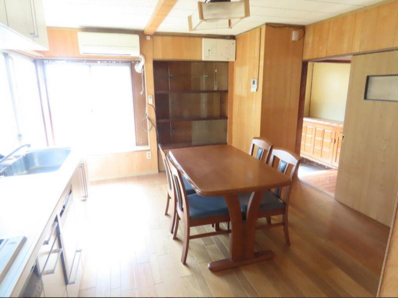 テーブル、椅子付き（不要な場合は処分致します）