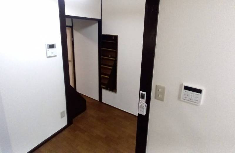 1階の階段下には姿見とモニター付きインターホンがあります