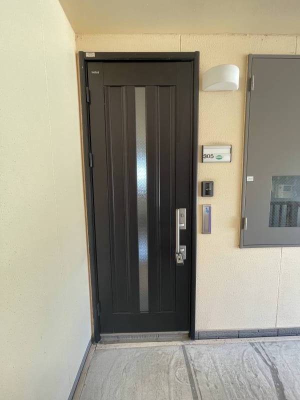 立派な作りの玄関ドア