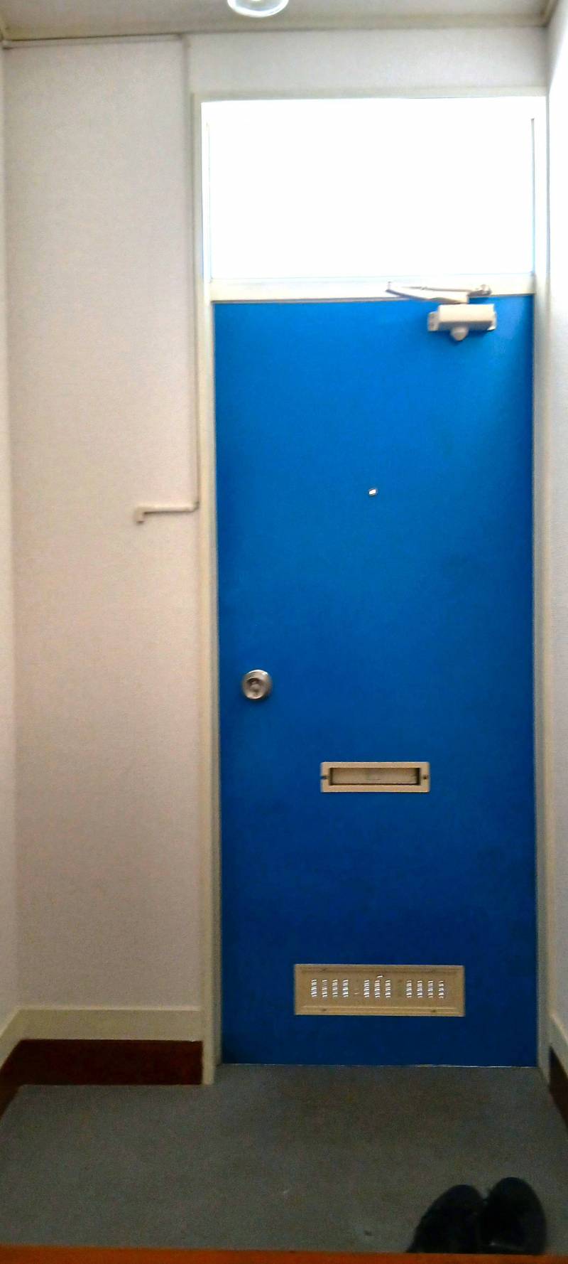 廊下側から玄関を見た写真です。