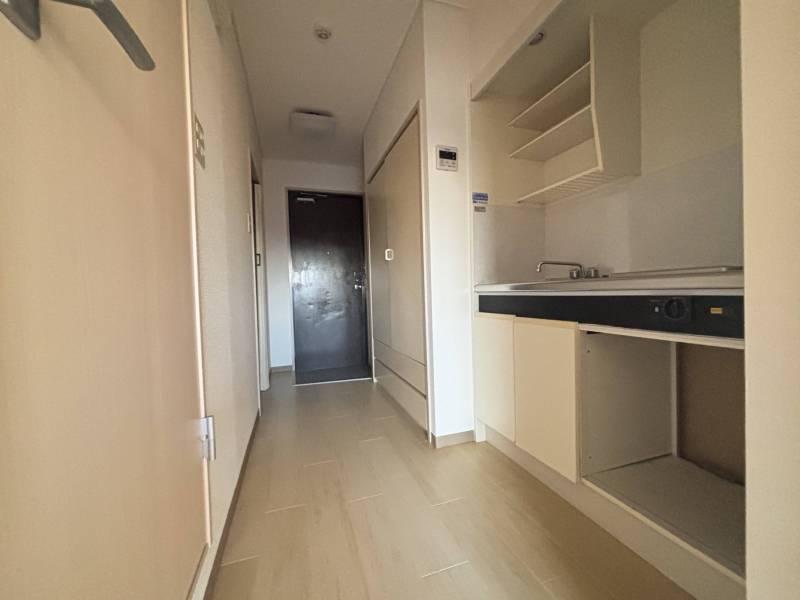 床も白系のフロアタイルでキレイ　明るいダウンライト設置