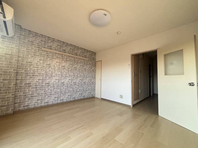 床は白系フロアタイル、壁面はレンガのアクセントクロス