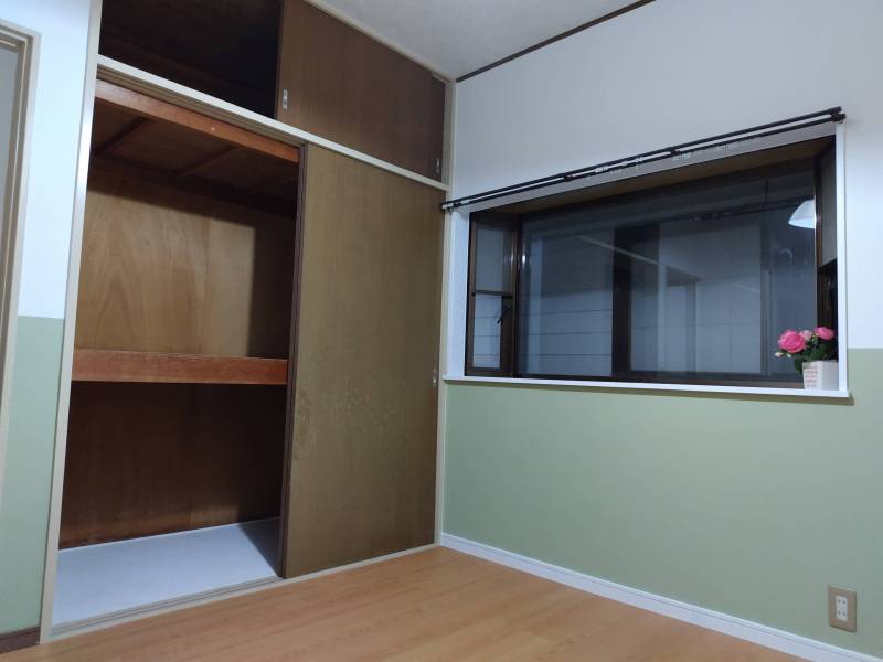 ２階洋室①クローゼット・出窓