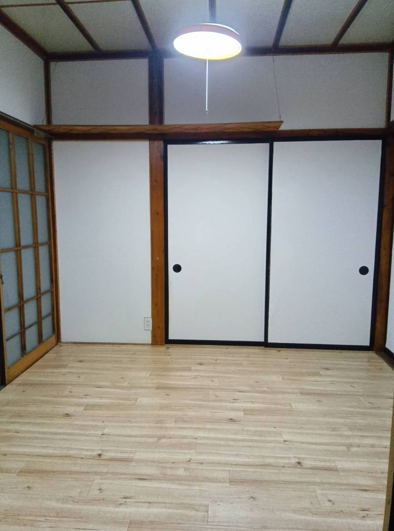 東側洋室　6畳ほど　南窓角部屋