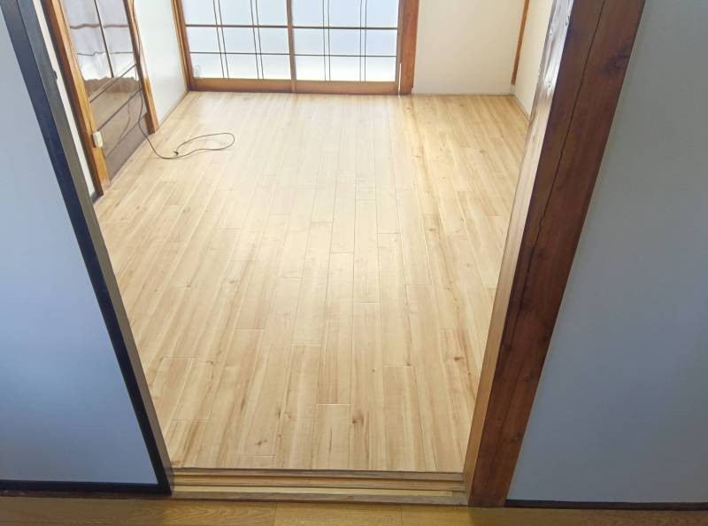 西側洋室　６畳ほど　南窓角部屋