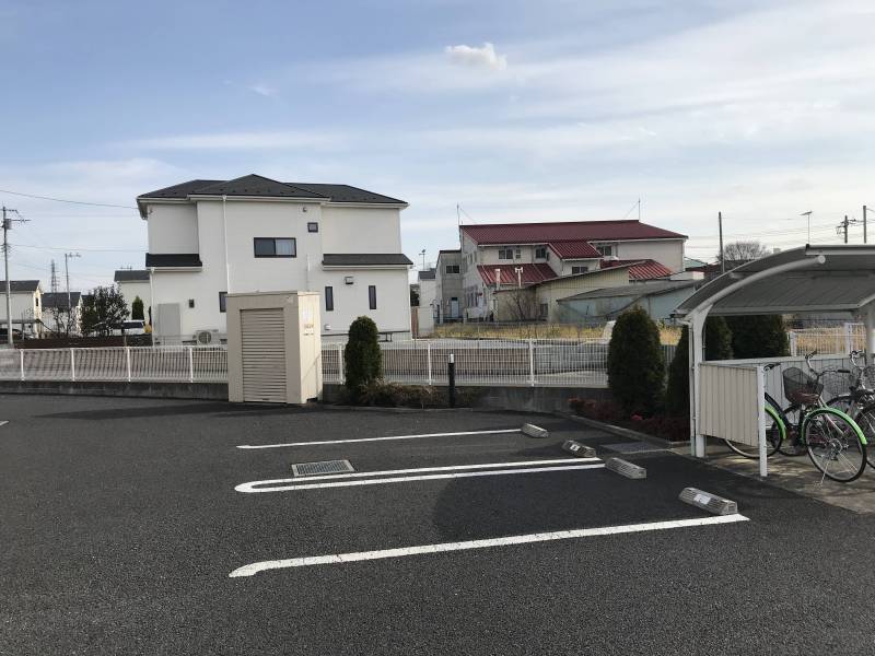 敷地内は広々しています。駐車場、駐輪場もうれしいですね！