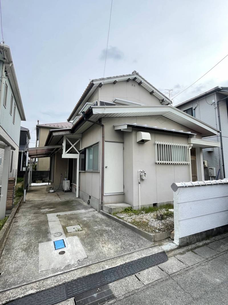 普通車1台OK。縦列で軽も追加できそうです。