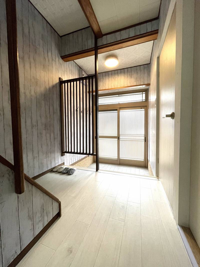 玄関と階段の降り口付近のスペースが広く、ゆとりがあります。