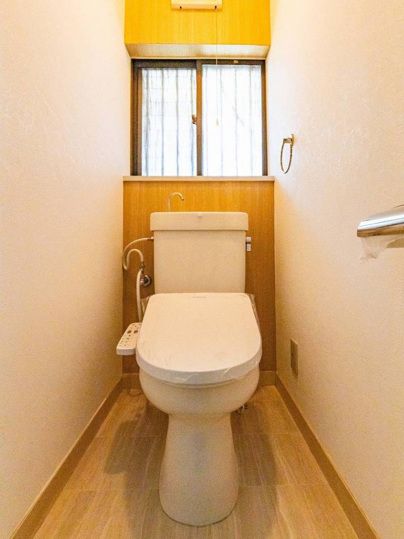 一階トイレは落ち着いた色味で新しめのウォシュレット付き！