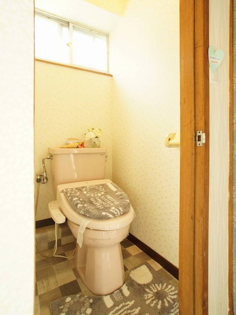 温水洗浄便座付きのトイレが付いています♪