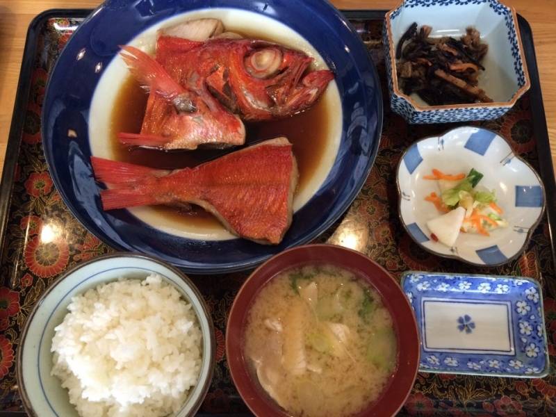 沢尻エリカ等、有名芸能人も来る魚料理屋にしけんまで徒歩1分。