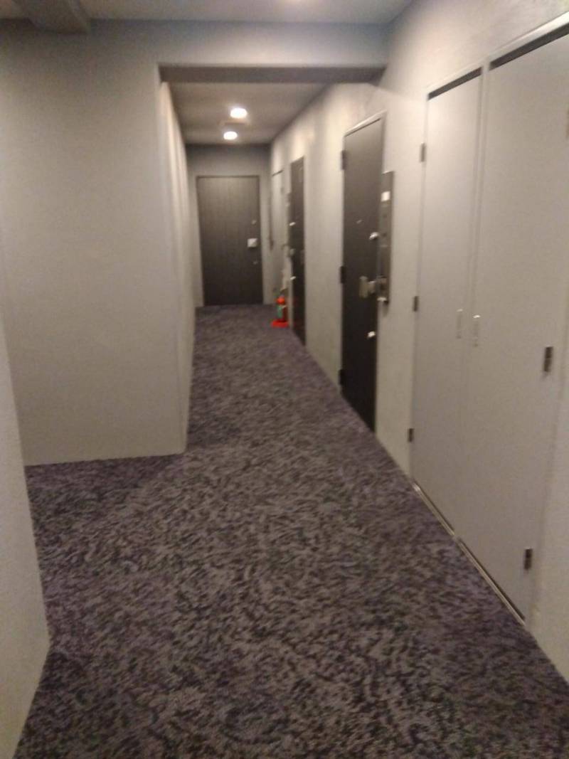 エレベータ降りたところか見た802号室