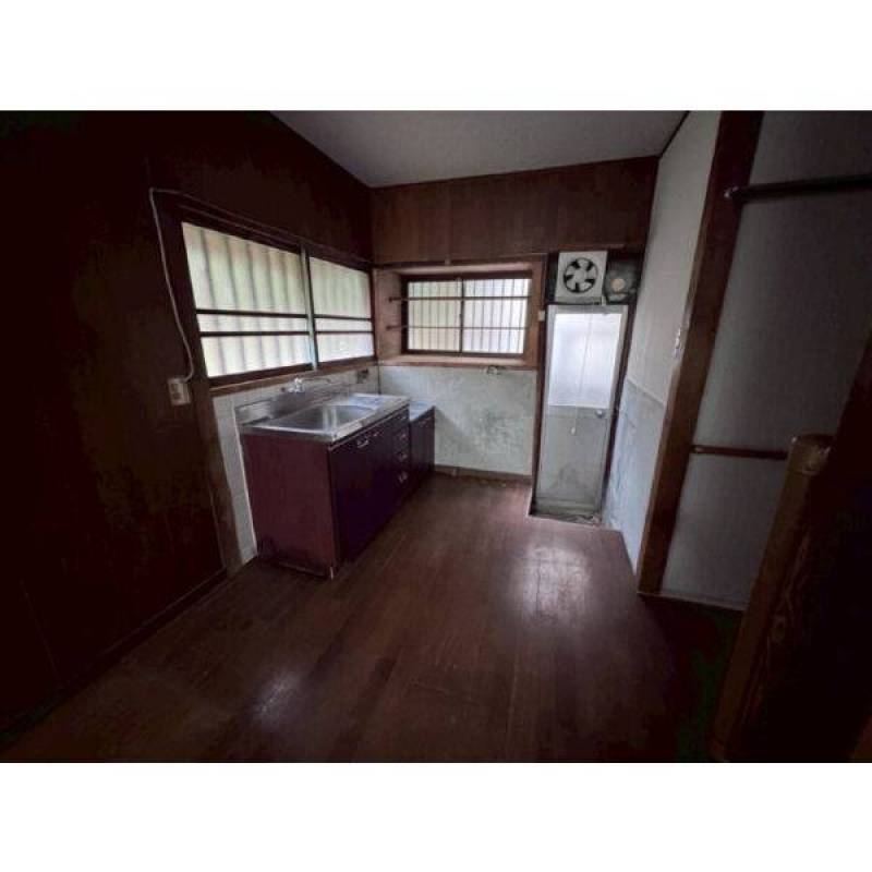 メイン居室の奥にキッチンがございます。奥は勝手口です。