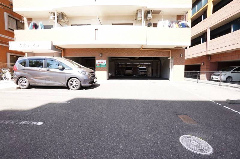 屋根付、敷地内駐車場空きあります！