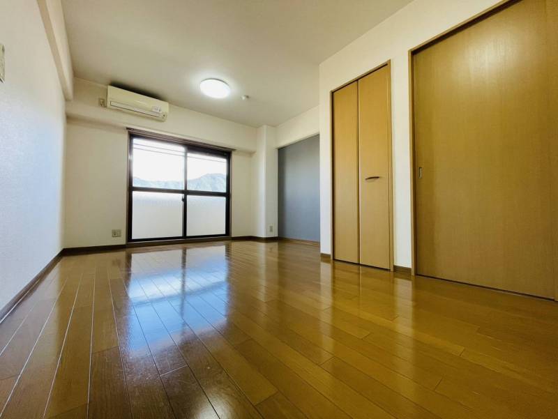 10.5帖の洋室です。フローリングで広々と感じます。