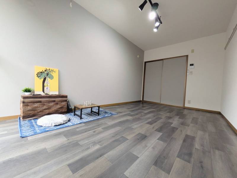 ４灯シーリングライトとグレーのアクセントクロス採用