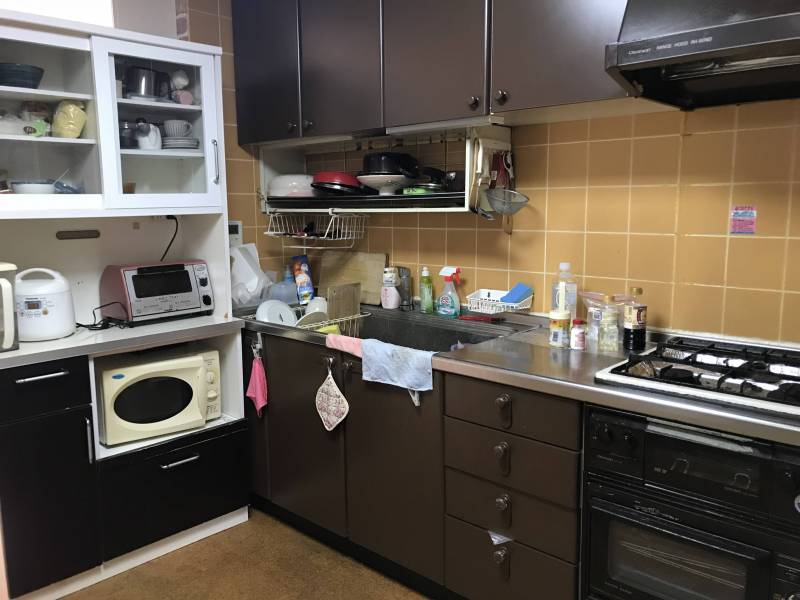 キッチンです。電子レンジなど必要な家電は揃っています。