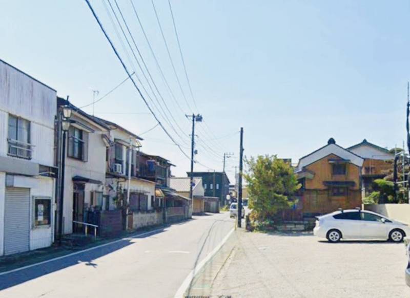 目の前の広い駐車場、トラックも、二台以上借りられます。