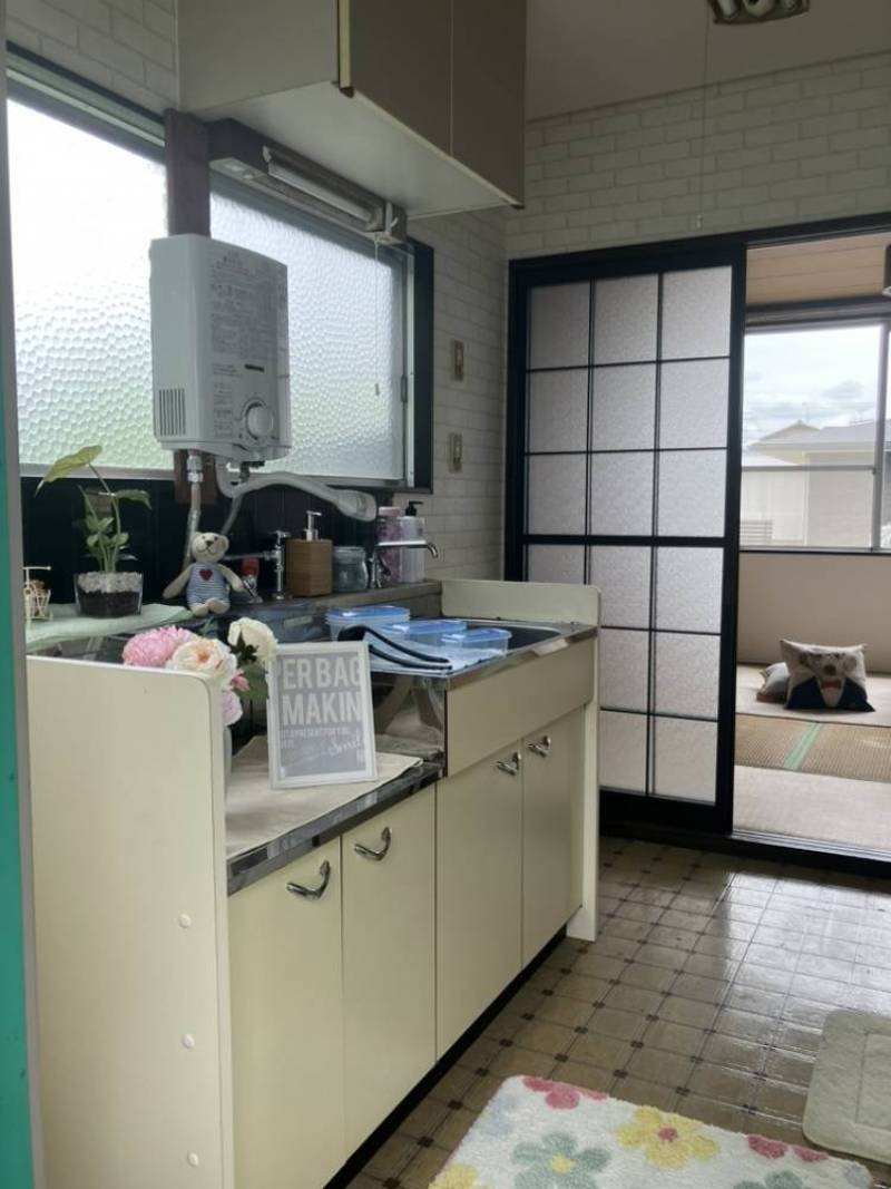 湯沸し器付きですよー角部屋だから明るいです