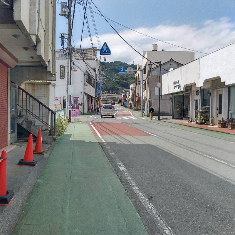 駅前の商店街を抜けて海に降りる道に位置しています。