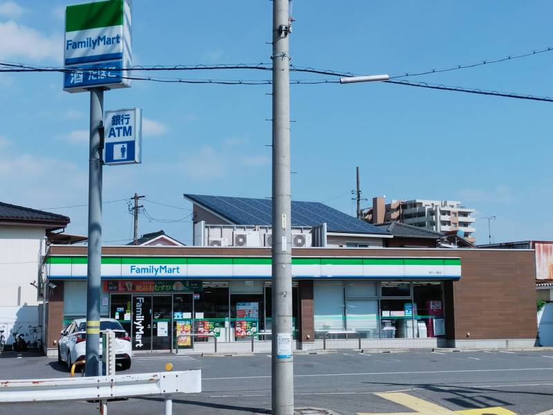 １つ家を挟んでファミリーマートさんがあります