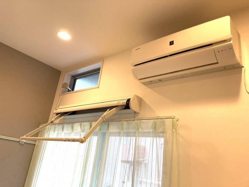 室内洗濯物吊り、通気口、エアコン完備し利便性が高いです。