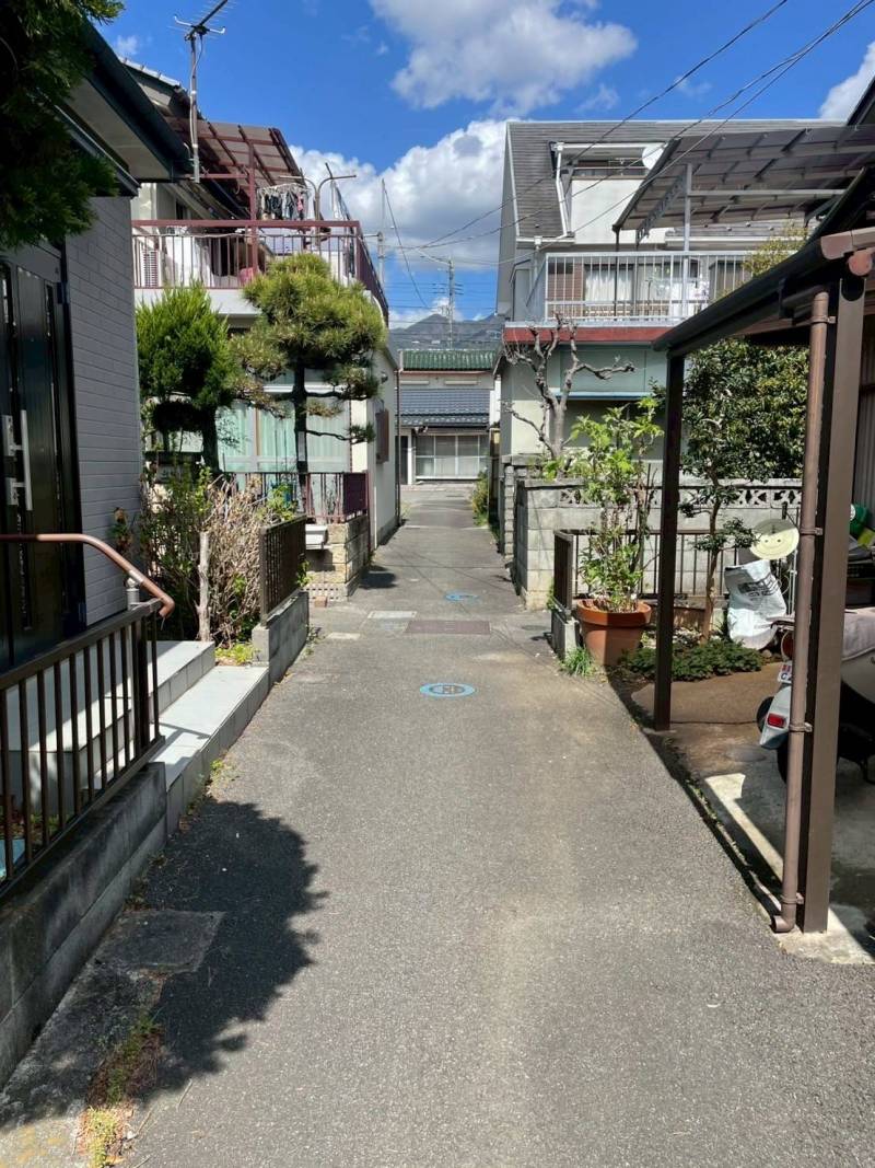 家の前の道路です。周りは住宅街です。