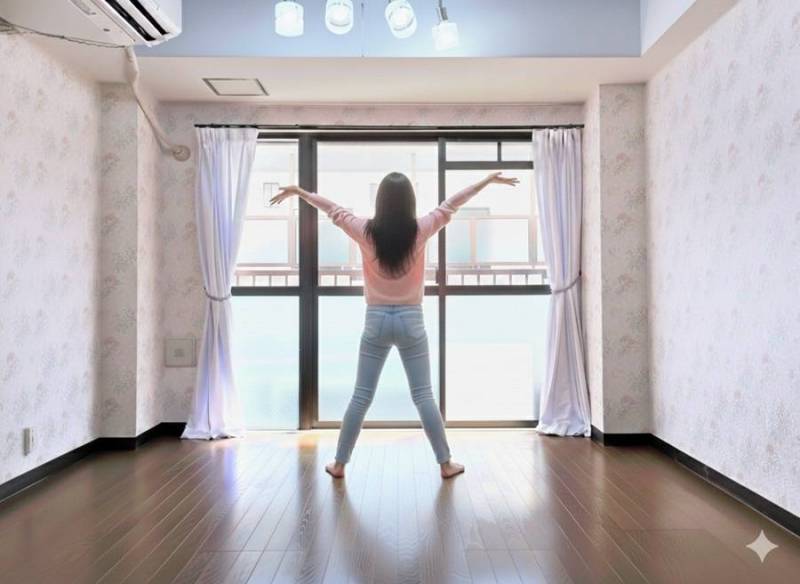 賃貸ではまずない高級感あふれる豪華・ゴージャスな薔薇模様壁紙