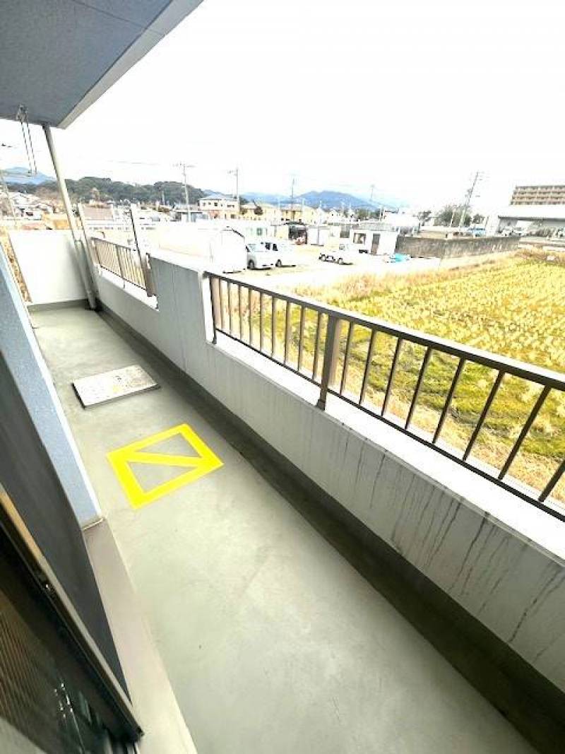 バルコニーも広く洗濯物も干すことができます。