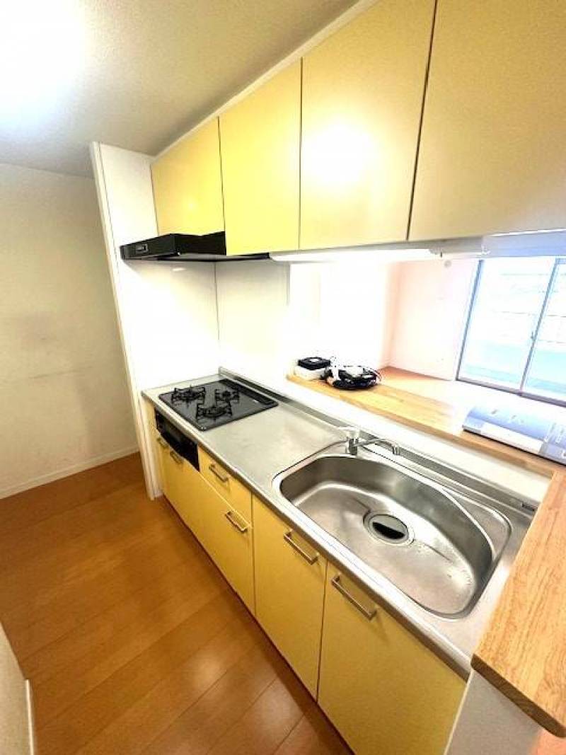 ガスコンロ付きのシステムキッチンです。