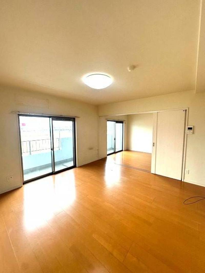 洋室の扉を開けるとさらに広く感じられます。