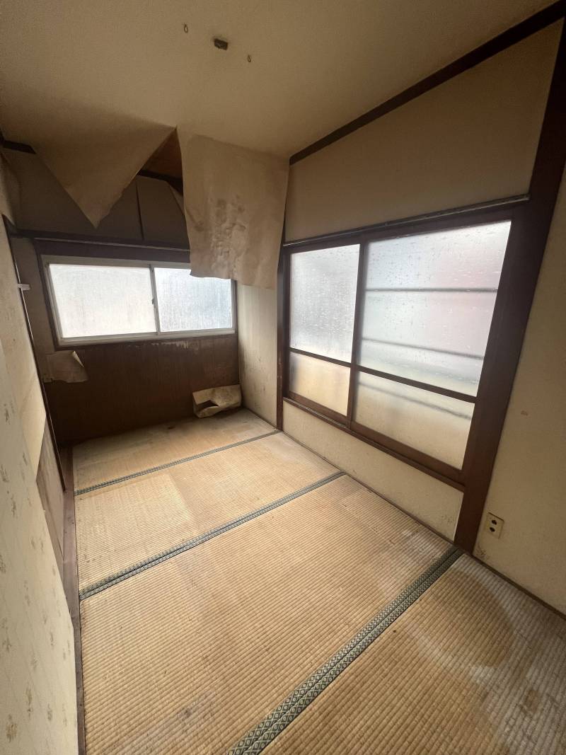 1階の4畳の和室（天井のクロスは要修繕）