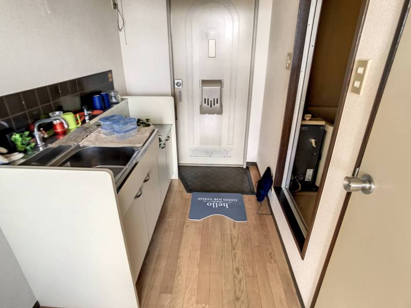 室内から玄関を見たところです