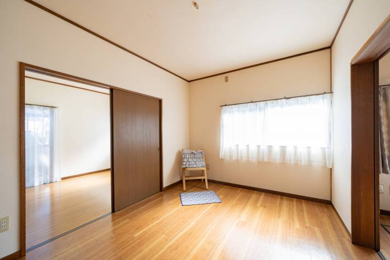 真ん中の6畳洋室