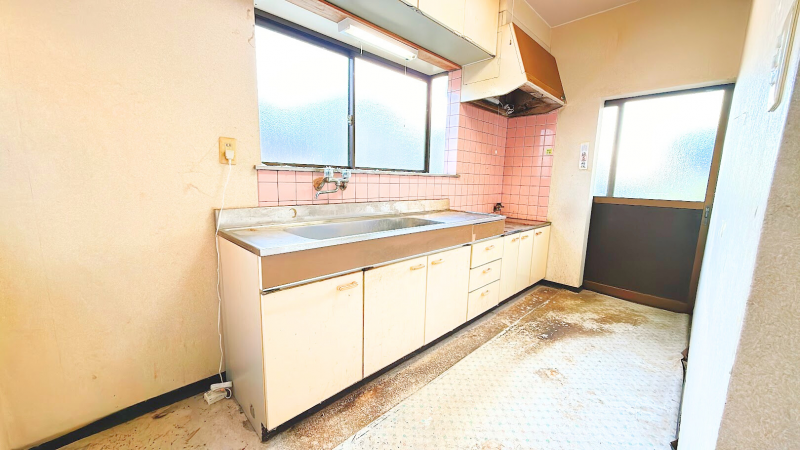 キッチンは1階の奥にあります。清掃予定