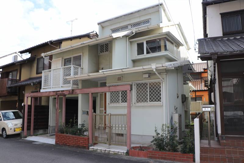 閑静な住宅街に建つ一軒家です。