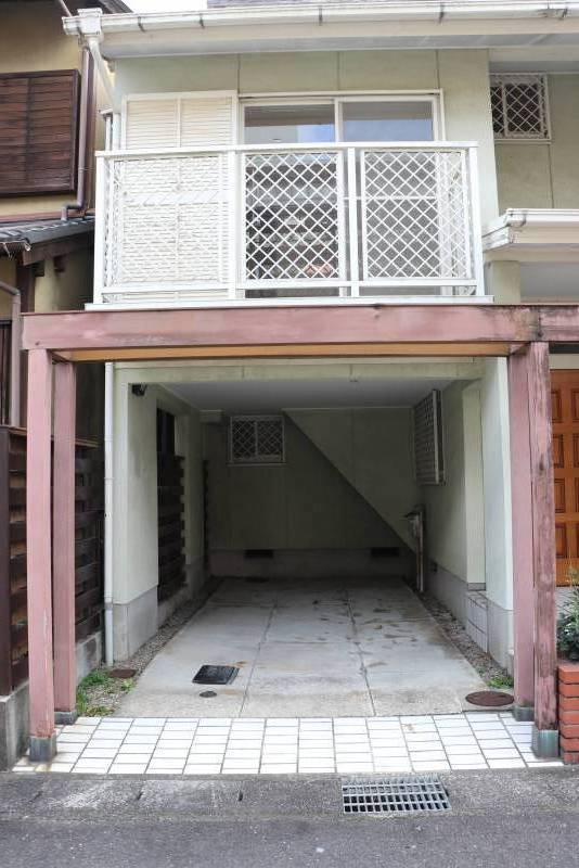 屋根付き駐車場です。プリウスが駐車できるくらいのサイズです。