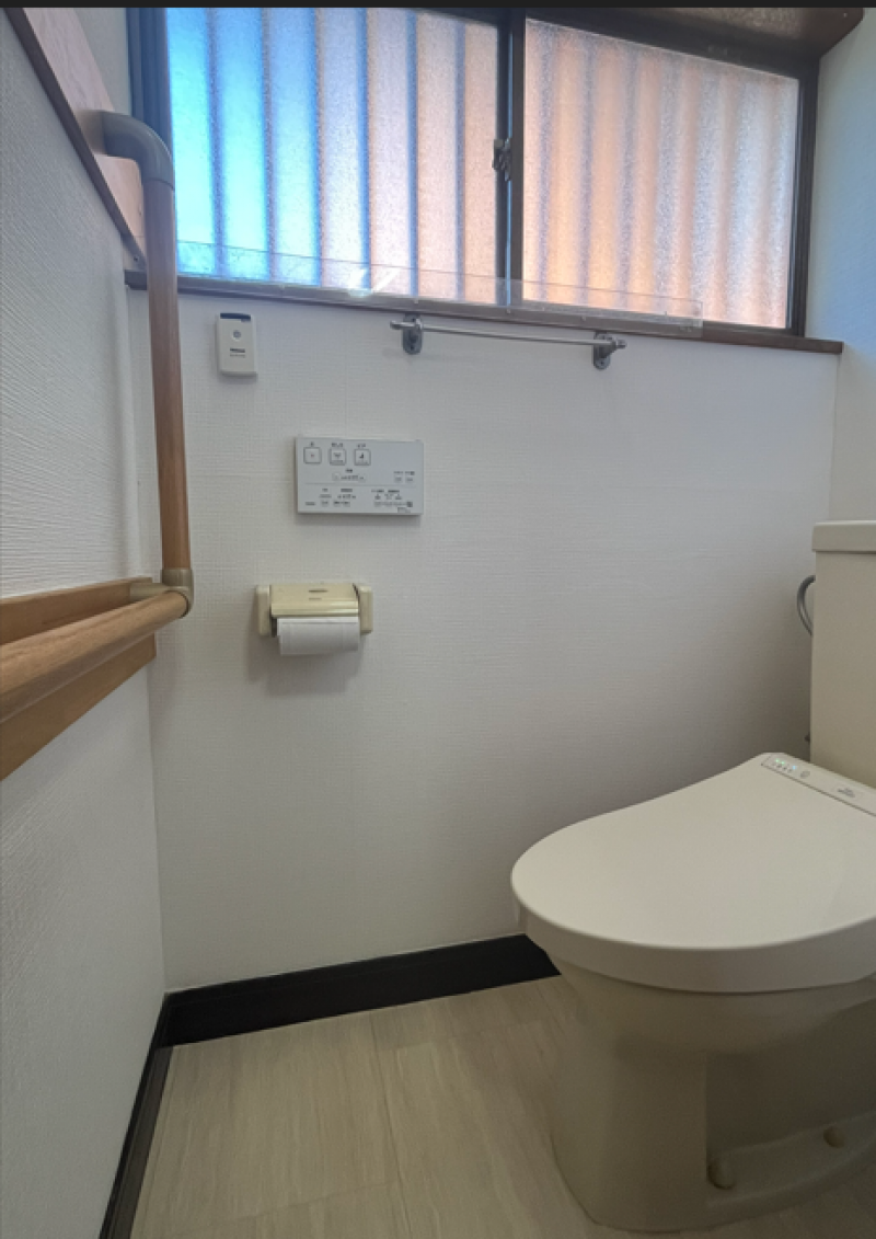 リフォーム済みのトイレ。温水洗浄便座付きです。