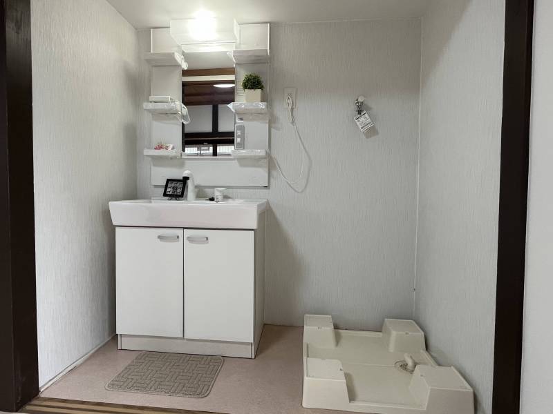 新品洗面化粧台、洗濯パン。使わない時は扉で隠せる。