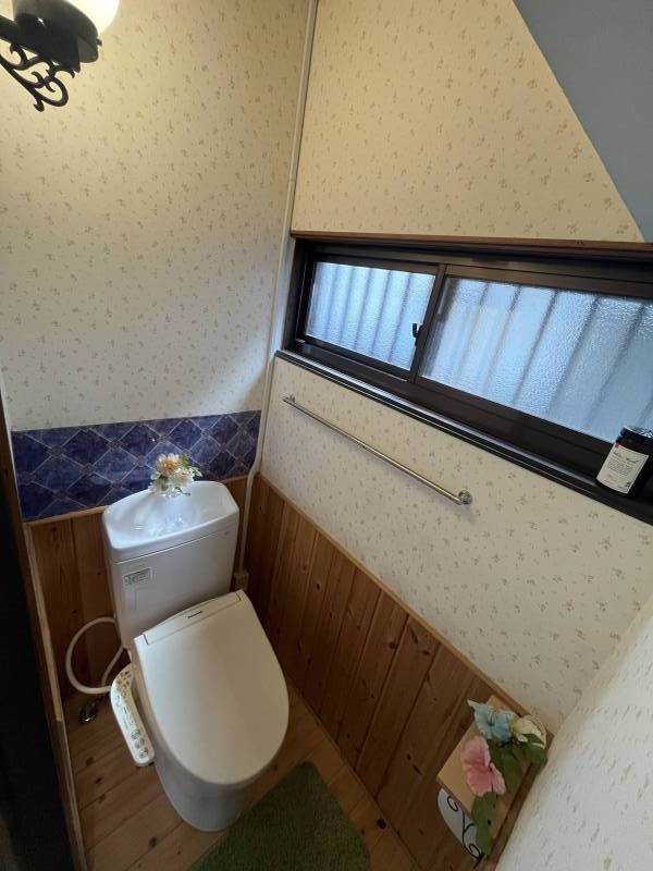 新品ウォシュレット、窓あり換気もバッチリ