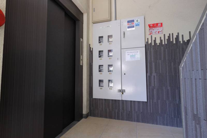 エントランス入ってすぐ、エレベーターがあります。