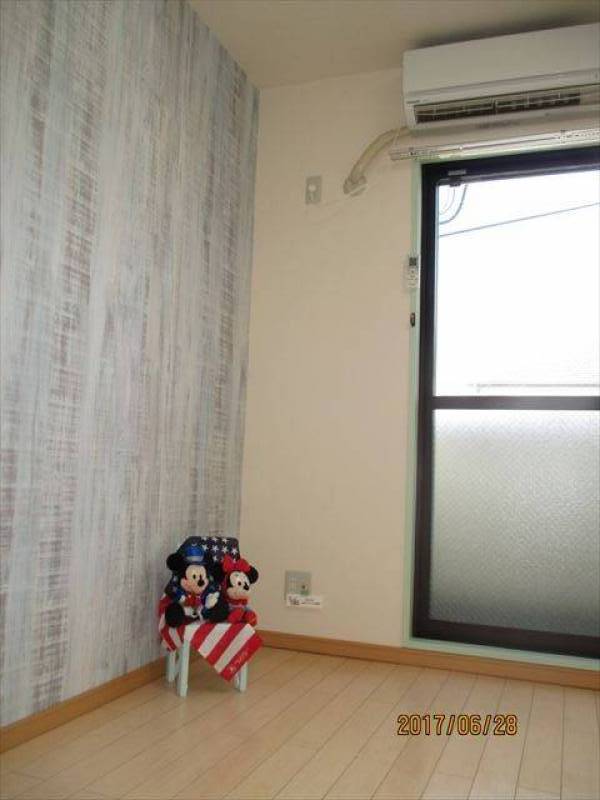 個室です。アクセントクロスはおしゃれな古木調です。