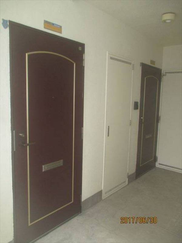 玄関入口です。各階3部屋で全室が角部屋になります。
